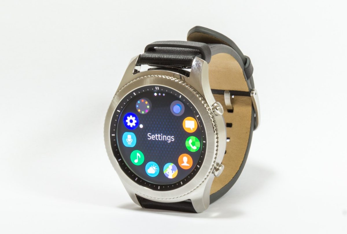 Samsung watch мир. Samsung Gear s3 Classic. Смарт часы самсунг 2023 мужские. Часы смарт гевр самсунг Геар. Samsung Gear s3 Classic купить.